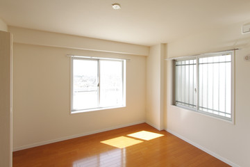 マンションの居室　サッシに防犯面格子　シンプル家具なし　2面採光