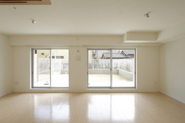 マンションの居室　1F　専用庭に面する　シンプル家具なし　施工例