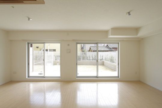 マンションの居室　1F　専用庭に面する　シンプル家具なし　施工例