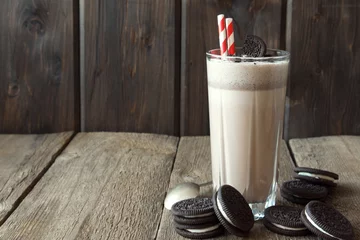 Foto auf Acrylglas Milchshake Milchshake (Schokoladen-Smoothie) mit Keksen