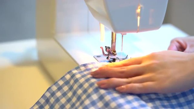ミシンで縫い物をする女性