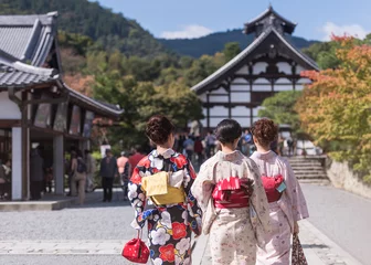 Fotobehang Japanse vrouwen in kimono lopen naar de Tenryu-ji-tempel, Kyoto, Arashiyama, Japan. © ton_kanisorn