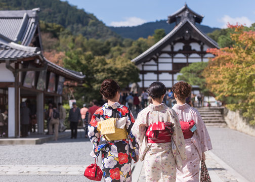 Fototapeta Japanese women in kimono is walking to Tenryu-ji temple, Kyoto, Arashiyama, Japan.