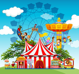 Obraz premium Children and people at the amusement park