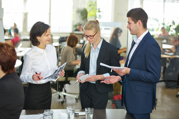 Geschäftsleute reden beim Business Meeting
