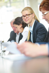 Geschäftsfrau sitzt in Meeting im Büro
