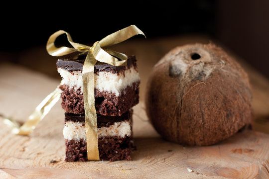 Coconut and chocolate cake
delicious cake with chocolate and coconut. Great for fun, carnival, new year's eve or birthday