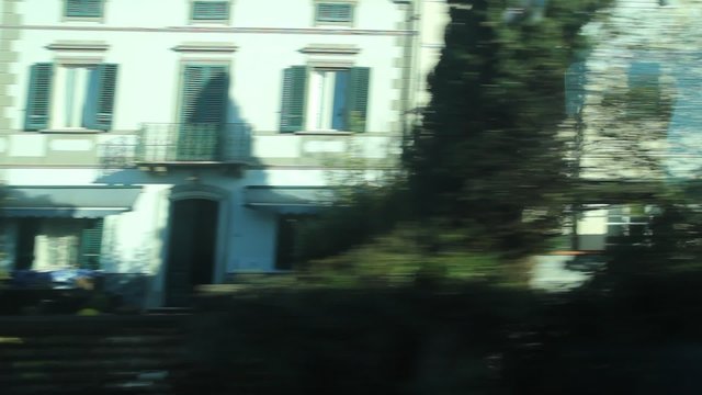 Dal treno in movimento, vista di un piccolo paese