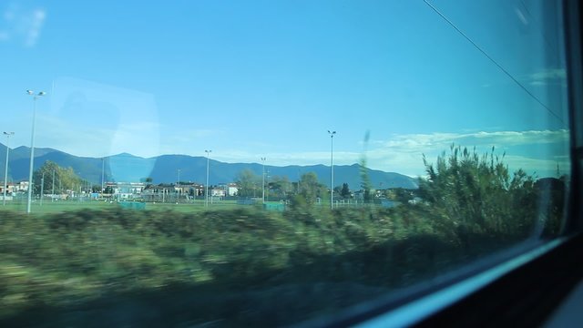 Campagna Vista da un Treno Passeggeri in Movimento