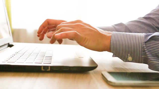mani di uomo di carriera sulla tastiera di un notebook per scrivere email di lavoro
