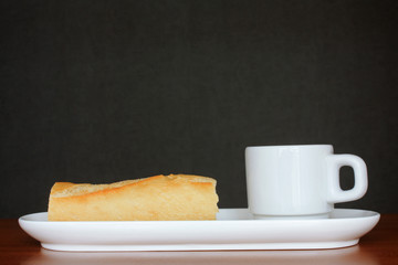 Petit déjeuner, expresso et morceau de baguette de pain