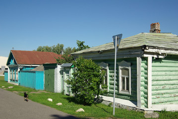 Fototapeta na wymiar KOLOMNA, RUSSIA - Jule, 2014: Old wooden houses on the streets o