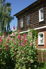 Fototapeta na wymiar KOLOMNA, RUSSIA - June, 2012: Old wooden houses on the streets o