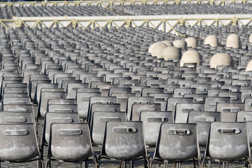 sedie vuote in piazza San Pietro a Roma prima di un'udienza