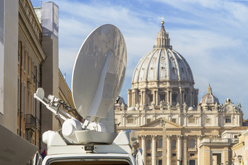Cupola di San Pietro e antenna parabolica