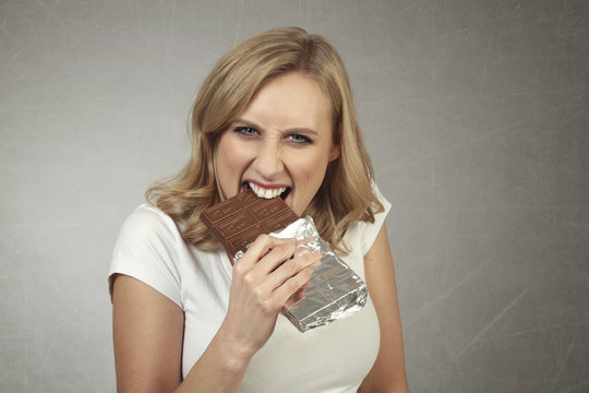 femme mangeant une tablette de chocolat 