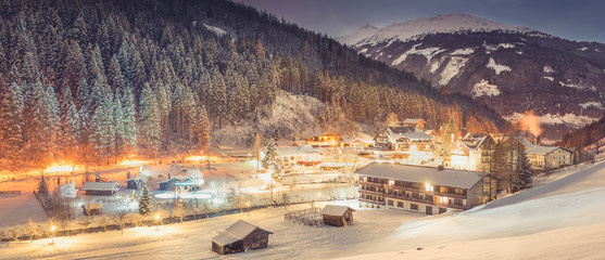 Winterliches Alpendorf bei Nacht