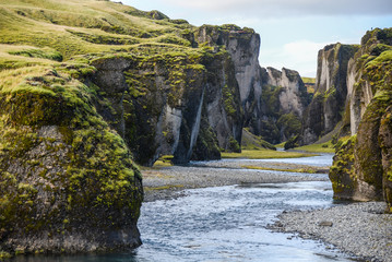 Canyon de Fjadrargljufur avec rivière, Islande