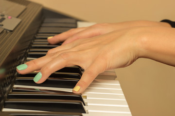 Obraz premium Fingers playing electronic piano keyboards