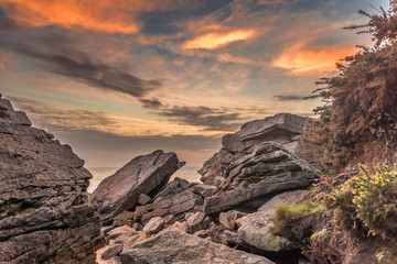 ciel pastel entre les rochers