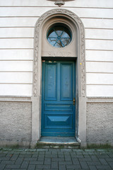nostalgische blaue holztür cologne fassade farbenfroh gebäude eingang