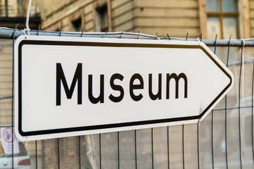 Museum Hinweisschild - obrazy, fototapety, plakaty