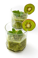 Kiwi and lemon in summer cocktails