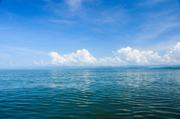 Obraz premium Lake moutain and sky in Thailand