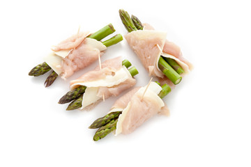 Preparation of rolls of meat, cheese and green asparagus