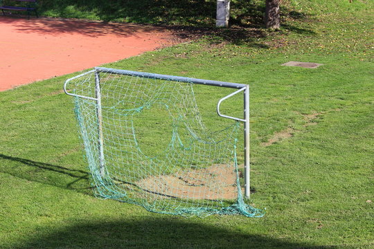 Gro&szlig;es Loch im Netz eines Fu&szlig;balltors