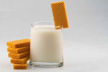 vaso con leche y galletas