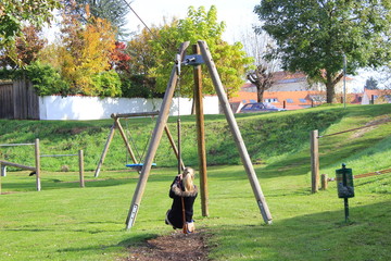 Mädchen fährt auf einem Spielplatz mit einem Flying Fox (Luftseilbahn)
