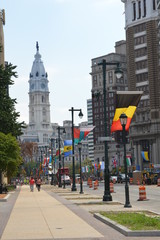 Flagi różnych państw powiewające na ulicy w Filadelfii - obrazy, fototapety, plakaty
