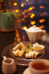 Сырная тарелка на столе в ресторане 
