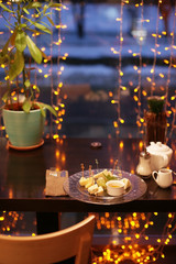 Сырная тарелка на столе в ресторане 
