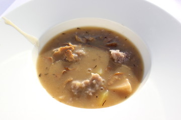 Schwammerlsuppe (Pilzsuppe) mit Sterz (Heidensterz) in einem Teller