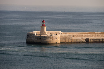 Fototapeta premium Roter Leuchtturm im Grand Harbour - Valetta/ Malta
