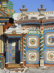 Яркие, красочные ворота. Фрагмент дома кузнеца Кириллова. Село Кунара. Свердловская область. Россия.