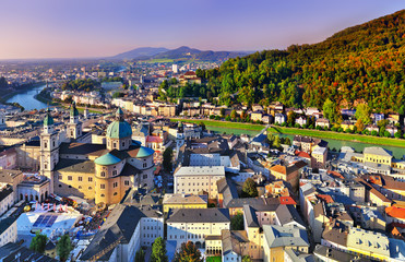Naklejka premium Widok z lotu ptaka na zabytkowe miasto Salzburg, Salzburger Land, Austria