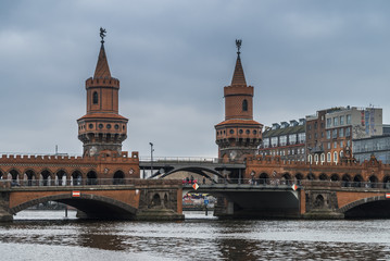 Oberbaumbr&uuml;cke in Berlin von der East Side Gallery gesehen