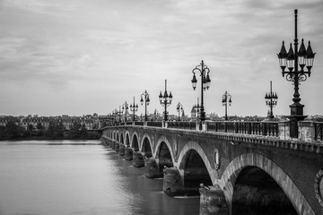 Fototapeta na wymiar Pont de pierre de Bordeaux en noir et blanc