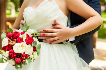 Wedding couple with elegant bouquet