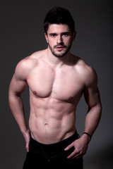 Sexy muskulöser Mann mit freiem Oberkörper Porträt