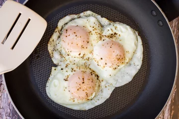 Foto auf Acrylglas Spiegeleier Over-easy Eier mit frischem Slasa und Kaffee