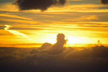 Obraz premium clouds and yellow sky at sunset