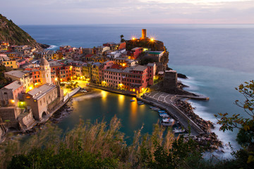 Naklejka premium Vernazza, veduta al tramonto