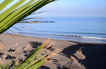 Piaszczysta Playa de las Cuevitas w Playa de las Americas na Teneryfie 
