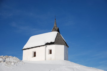 Fototapeta na wymiar Bergkapelle im Winter