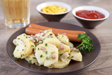 Kartoffelsalat mit Würstchen, Senf und Ketchup