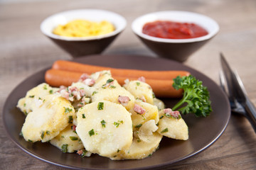 Kartoffelsalat mit Würstchen, Senf und Ketchup